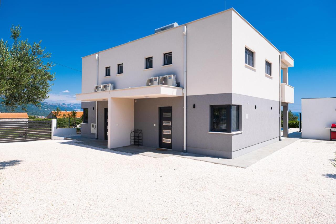Villa Sky - Heating Pool Kaštel Novi エクステリア 写真