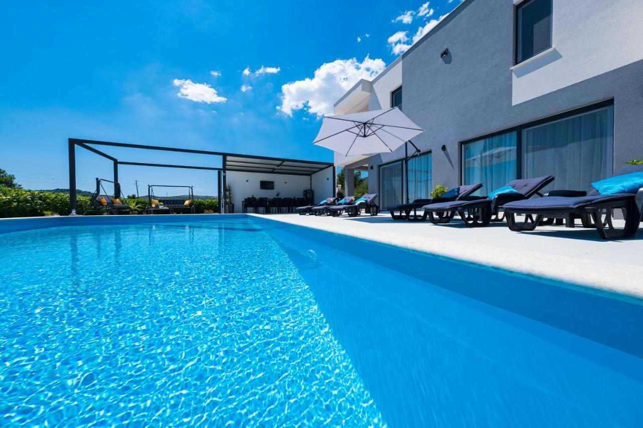 Villa Sky - Heating Pool Kaštel Novi エクステリア 写真
