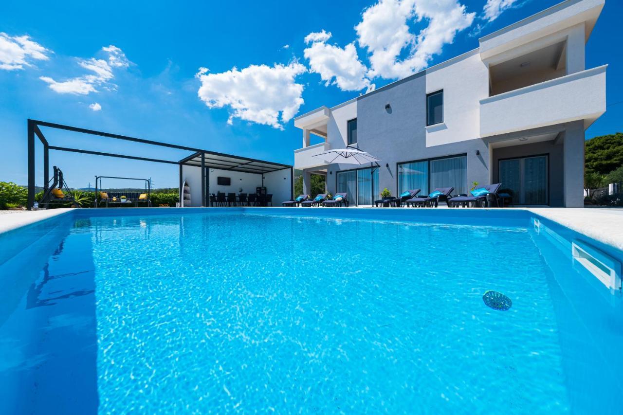 Villa Sky - Heating Pool Kaštel Novi エクステリア 写真
