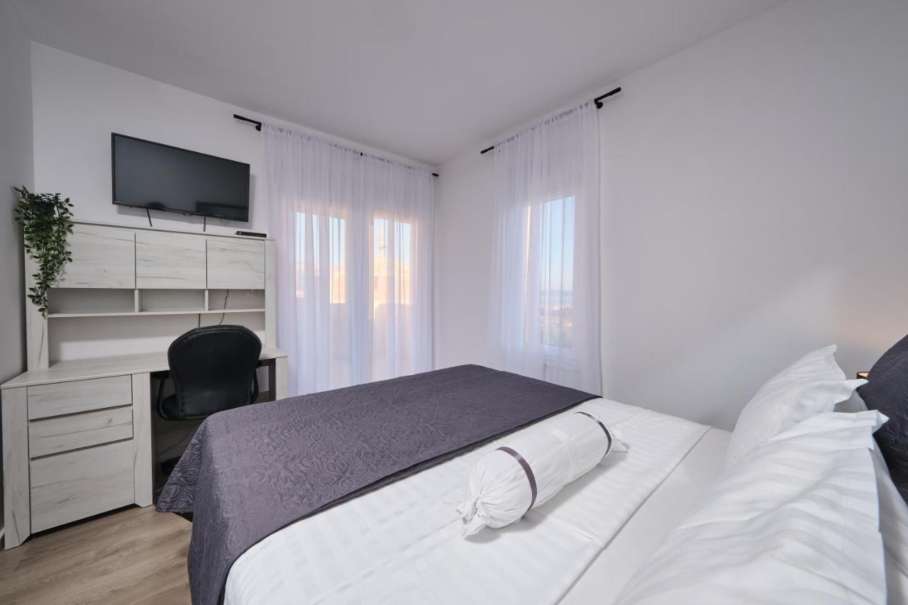 Villa Sky - Heating Pool Kaštel Novi エクステリア 写真